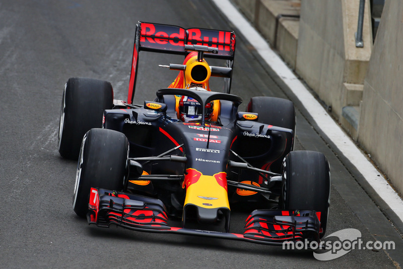 Pierre Gasly, Red Bull Racing RB12, en la pista con el Halo