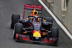 Pierre Gasly, probador de Red Bull Racing, lleva el Halo protector del cockpit en el RB12