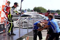 Podio: ganador Ricky Collard, Carlin celebra con champagne