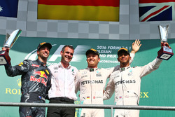 El podio: segundo lugar Daniel Ricciardo, Red Bull Racing; Ganador de la carrera Nico Rosberg, Merce