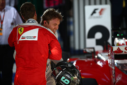 Tercer lugar Sebastian Vettel, Ferrari y el ganador Nico Rosberg, Mercedes AMG F1 Team en parc ferme