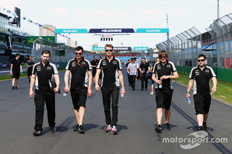 Nico Hulkenberg caminha pelo circuito de Melbourne