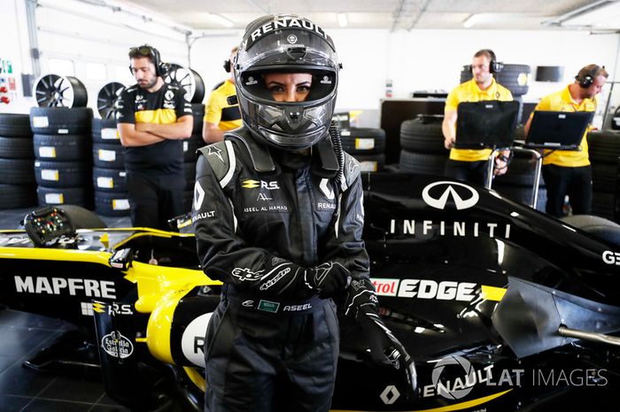 Aseel Al-Hamad, se prepara para conducir el F1 E20 de Renault de 2012 en el Renault Passion Parade