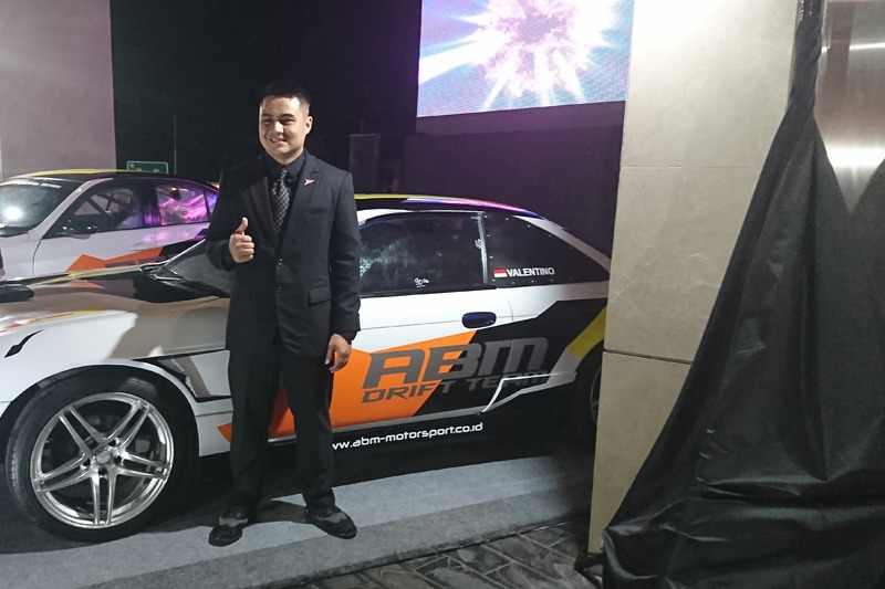 Valentino Ratulangi berpose di depan mobilnya untuk musim 2018, Silvia S14