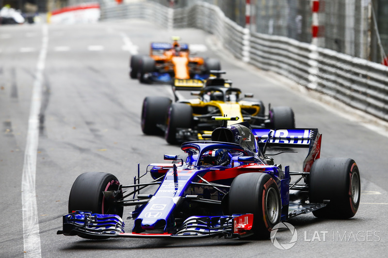 Pierre Gasly, Toro Rosso STR13, devant Nico Hulkenberg, Renault Sport F1 Team R.S. 18, et Stoffel Vandoorne, McLaren MCL33