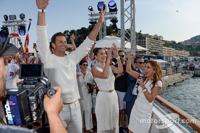 Tom Brady jugador de futbol americano lanza un pase