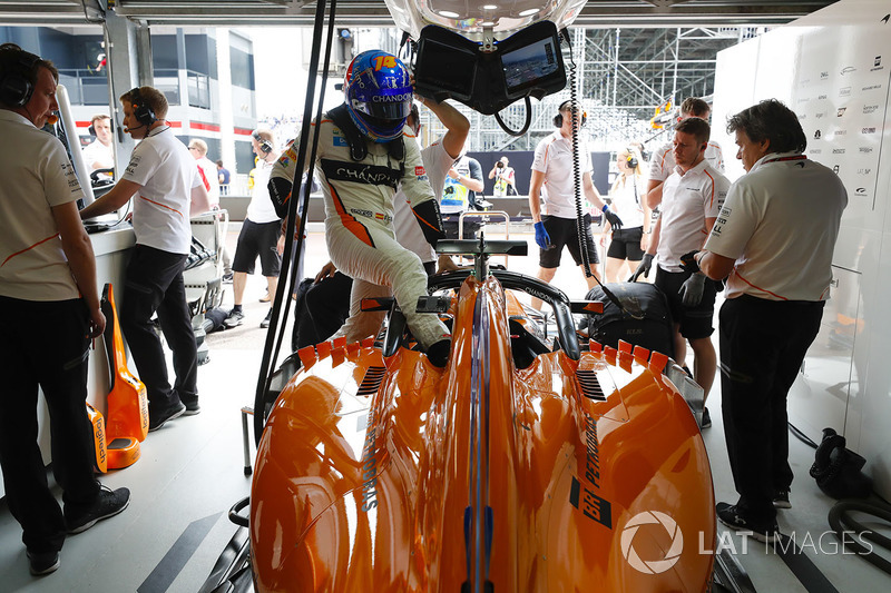 Fernando Alonso, McLaren, sube a su auto