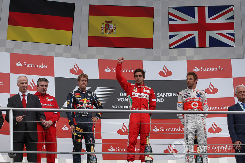 Após ser punido em Hockenheim e ter abandonado na liderança em Valência, Vettel, chegou a estar 44 pontos atrás de Fernando Alonso, que até sete corridas para o fim tinha três vitórias na temporada.