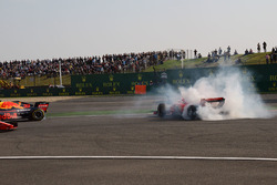 Il contatto tra Max Verstappen, Red Bull Racing RB14 e Sebastian Vettel, Ferrari SF71H