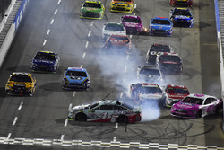 Kevin Harvick, Stewart-Haas Racing Ford y Trevor Bayne, Roush Fenway Racing Ford chocan