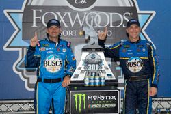 Race winner Kevin Harvick, Stewart-Haas Racing, Ford Fusion, crew chief Rodney Childers
