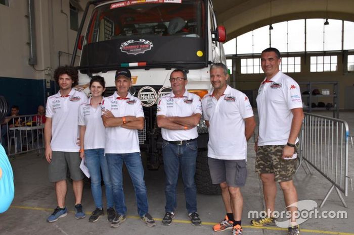 Antonio Cabini con sus hijos Raffaella y Carlo Augusto y tres miembros del equipo Orobica Raid