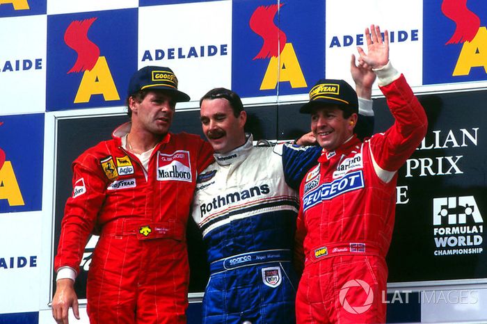 Podium : le vainqueur Nigel Mansell, Williams, le second Gerhard Berger, Ferrari, le troisième Martin Brundle, McLaren