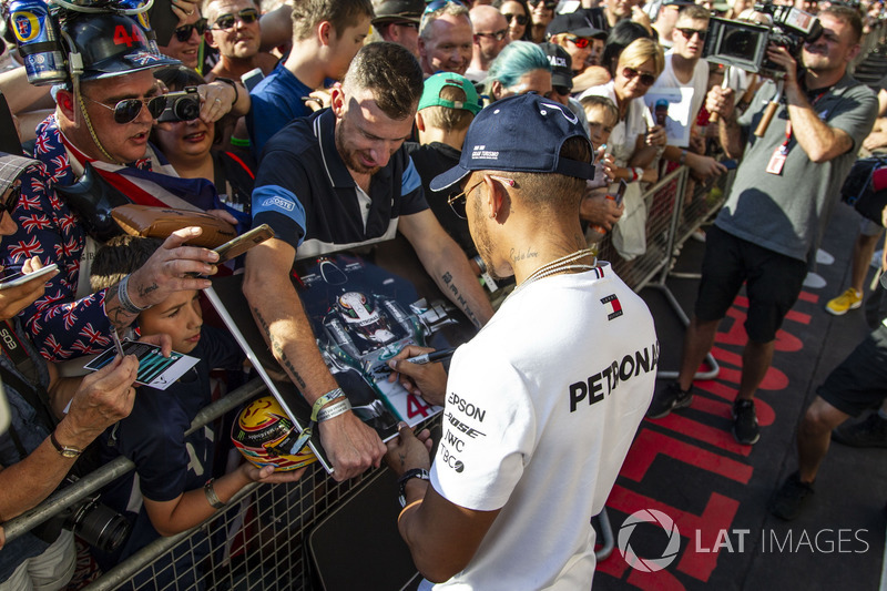 Lewis Hamilton, Mercedes-AMG F1, firma autografi ai tifosi