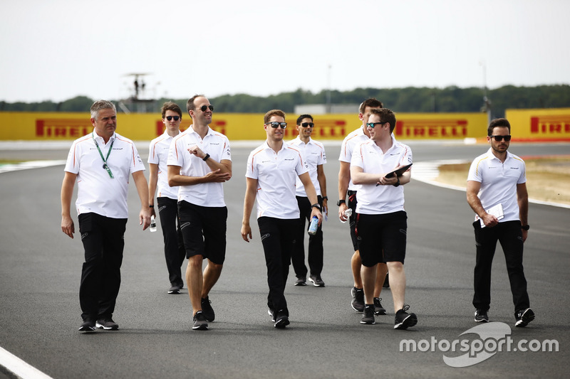 Gil de Ferran, Stoffel Vandoorne, McLaren, and other McLaren team members during track walk