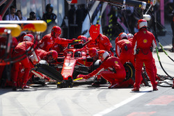 Kimi Raikkonen, Ferrari SF71H, en pits