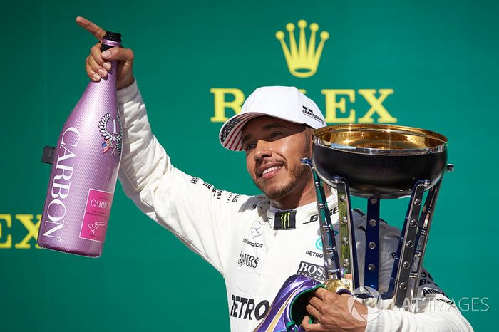 Lewis Hamilton, ganador de la carrera, Mercedes AMG F1 y champán