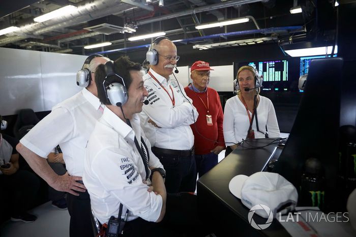 Toto Wolff, Executive Director Mercedes AMG F1, el Dr. Dieter Zetsche, CEO, Mercedes Benz, Niki Lauda, Presidente no ejecutivo de Mercedes AMG F1, ver como Valtteri Bottas, Mercedes AMG F1, toma la pole