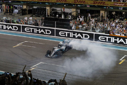 Winnaar Valtteri Bottas, Mercedes-Benz F1 W08 doet donuts in parc ferme