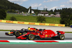 Daniel Ricciardo, Red Bull Racing RB14, battles Kimi Raikkonen, Ferrari SF71H