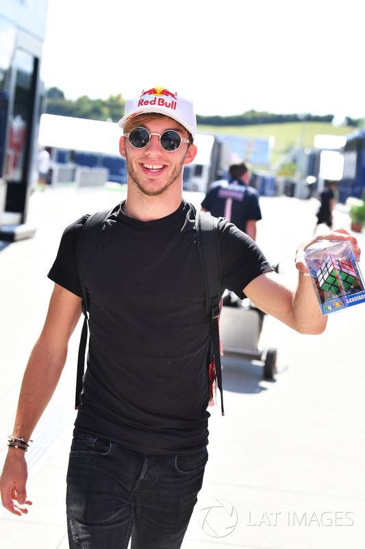 Pierre Gasly, Scuderia Toro Rosso con un cubo Rubik