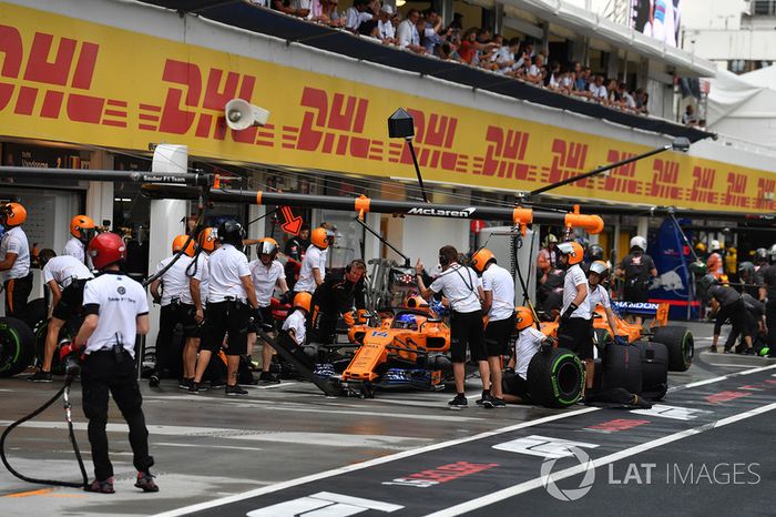 Fernando Alonso, McLaren MCL33 , en una práctica de pit stop