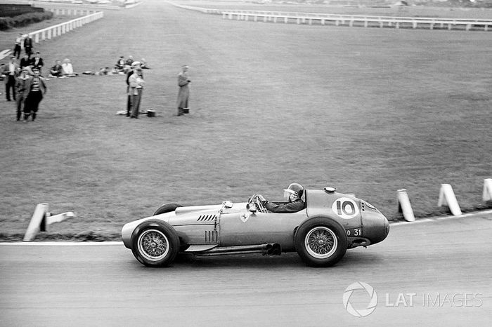 Mike Hawthorn au volant de sa Lancia-Ferrari 801