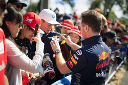 Christian Horner, Red Bull Racing Takım Patronu, imza dağıtıyor