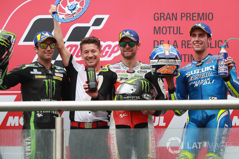 Друге місце Жоанн Зарко, Monster Yamaha Tech 3, переможець гонки Кел Кратчлоу, Team LCR Honda, третє місце Алекс Рінс, Team Suzuki MotoGP