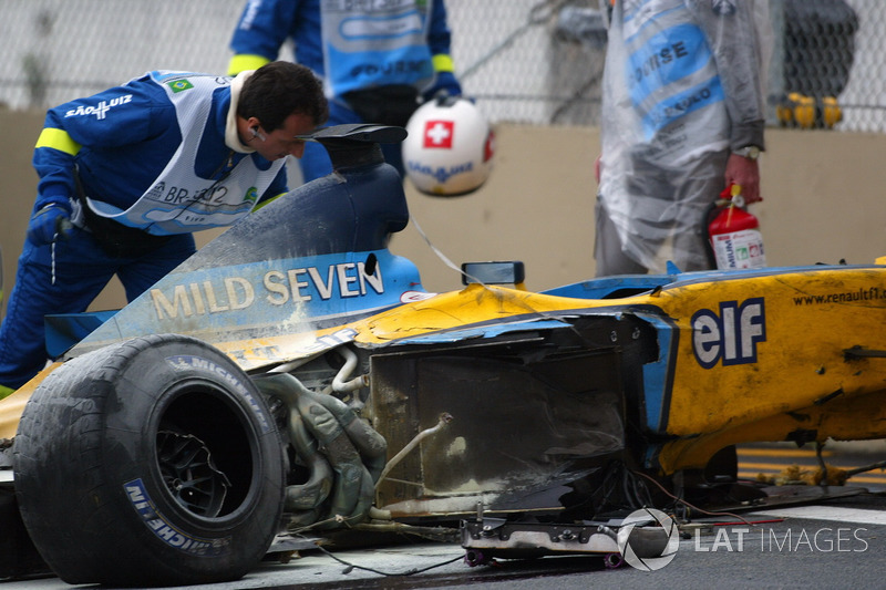 Medical staff attend to Fernando Alonso, Renault F1 Team trackside