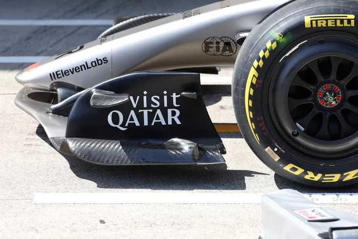 تفاصيل سيارة Audi R26
