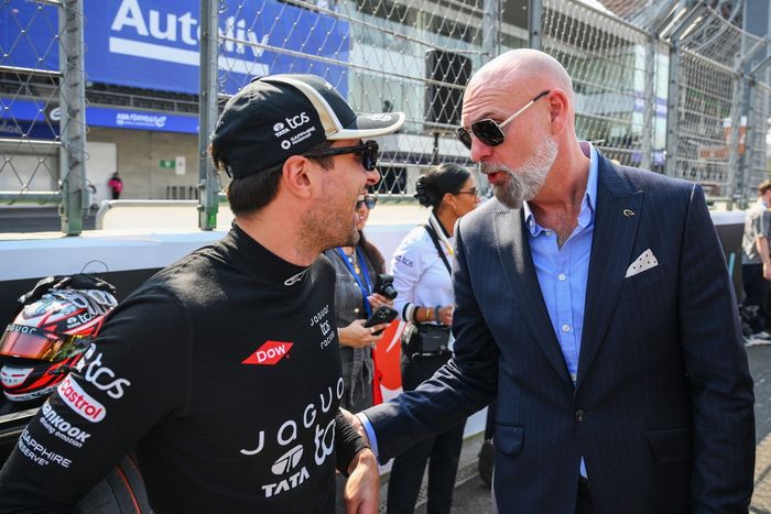 Mitch Evans, Jaguar TCS Racing, and Jeff Dodds, CEO of Formula E