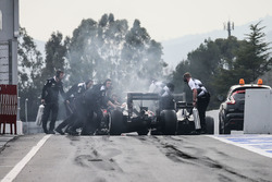 Jenson Button, McLaren MP4-31 ferma alla fine della pit lane