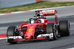 Kimi Raikkonen, Ferrari SF16-H, in pista con il cockpit Halo