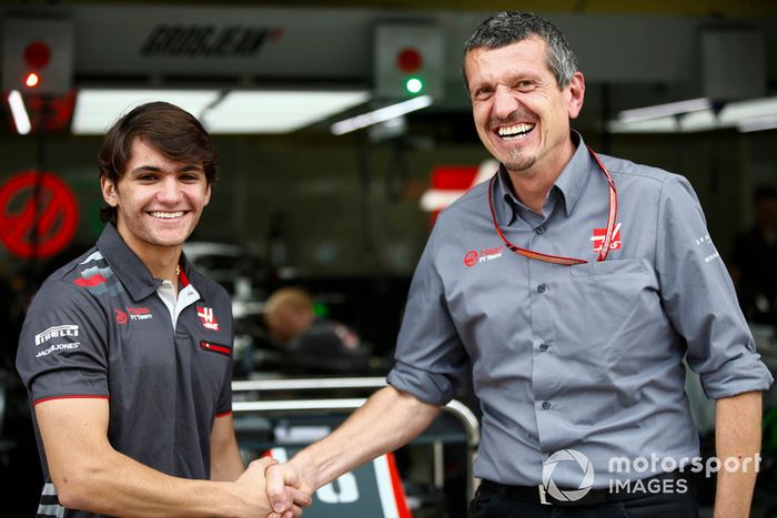 Guenther Steiner, director del equipo, Haas F1, posa con el piloto de pruebas y desarrollo Pietro Fittipaldi.