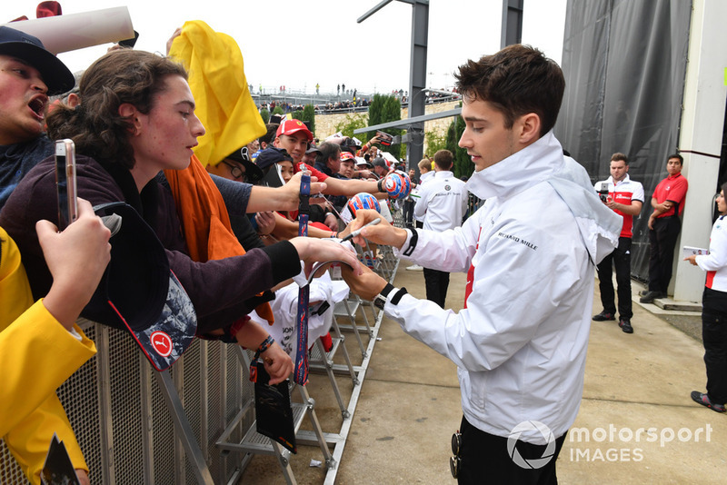 Charles Leclerc, Sauber, firma autografi ai tifosi