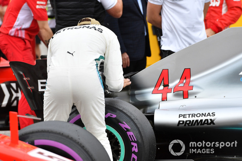 Il poleman Lewis Hamilton, Mercedes-AMG F1 W09 festeggia nel parco chiuso