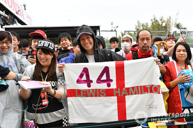 Lewis Hamilton, Mercedes AMG F1 fans and banner