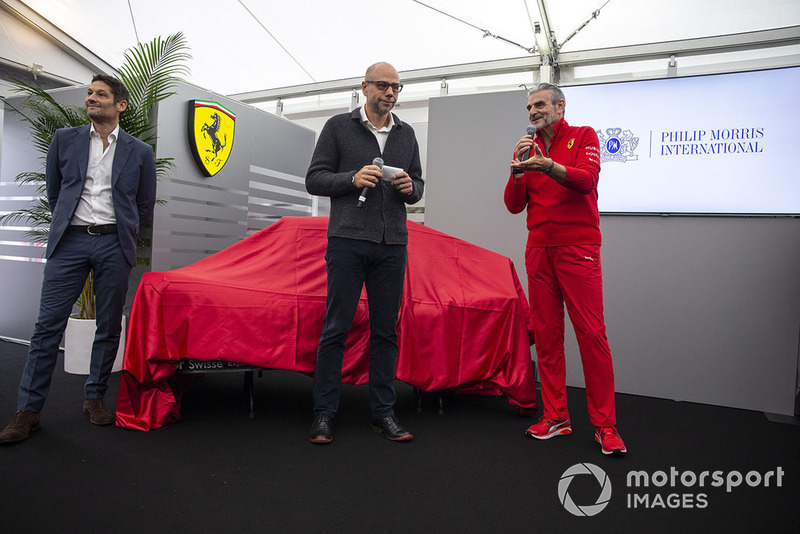 Мауріціо Аррівабене, керівник команди Ferrari , презентує нову ліврею