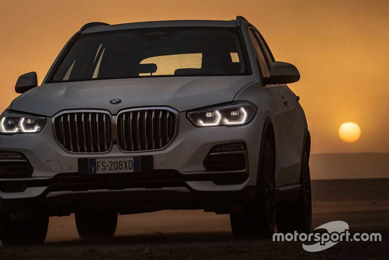 BMW X5 на пісочному треку Монці