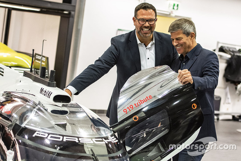 Achim Stejskal, directeur du musée Porsche, Fritz Enzinger, vice-président Porsche LMP1 Team