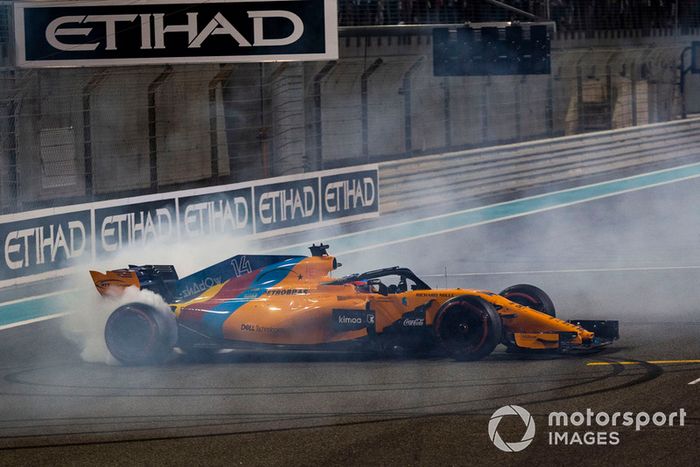 Fernando Alonso, McLaren MCL33 hace donuts al final de la última carrera