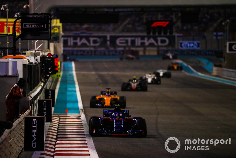 П'єр Гаслі, Scuderia Toro Rosso STR13, попереду суперників