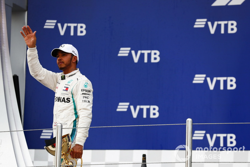 Il vincitore della gara Lewis Hamilton, Mercedes AMG F1, sul podio