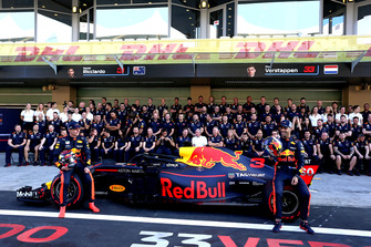 Max Verstappen, Red Bull Racing en Daniel Ricciardo, Red Bull Racing tijdens de Red Bull Racing teamfoto