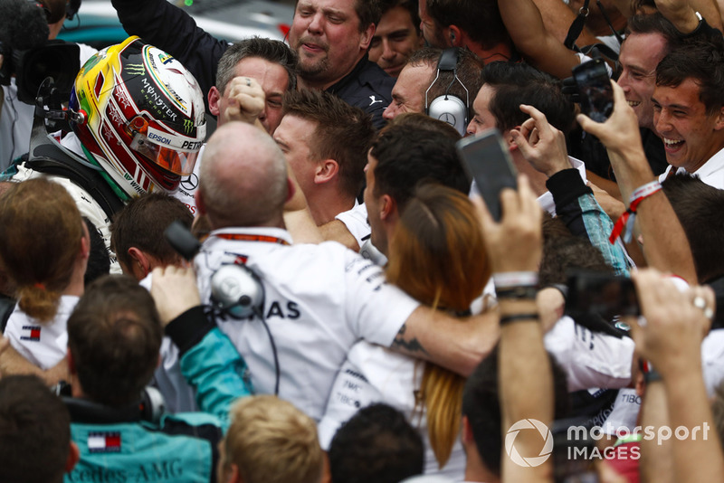 Lewis Hamilton, Mercedes AMG F1, Celebra la victoria con su equipo.