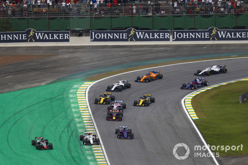 Kevin Magnussen, Haas F1 Team VF-18, and Marcus Ericsson, Sauber C37, run wide ahead of Pierre Gasly, Toro Rosso STR13.