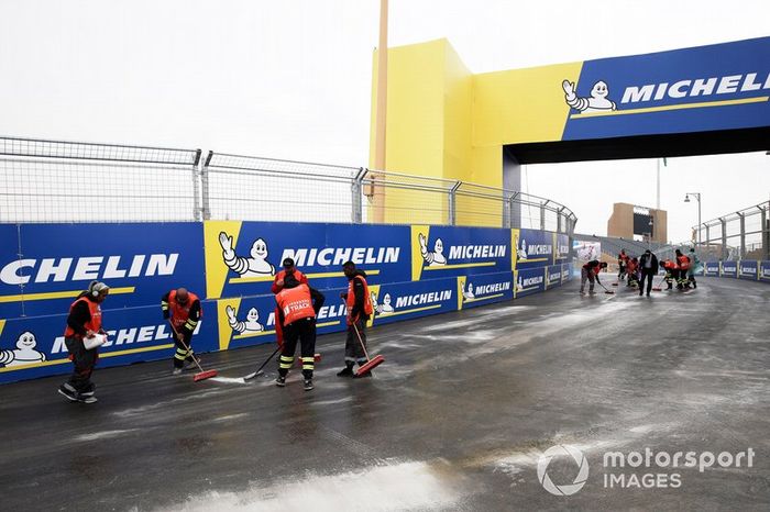 Comisarios intentan secar la pista