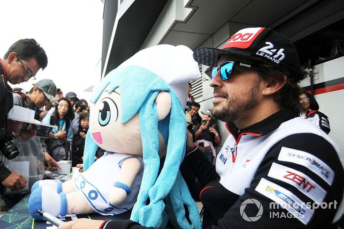 Fernando Alonso, Toyota Gazoo Racing durante la firma de autógrafos
