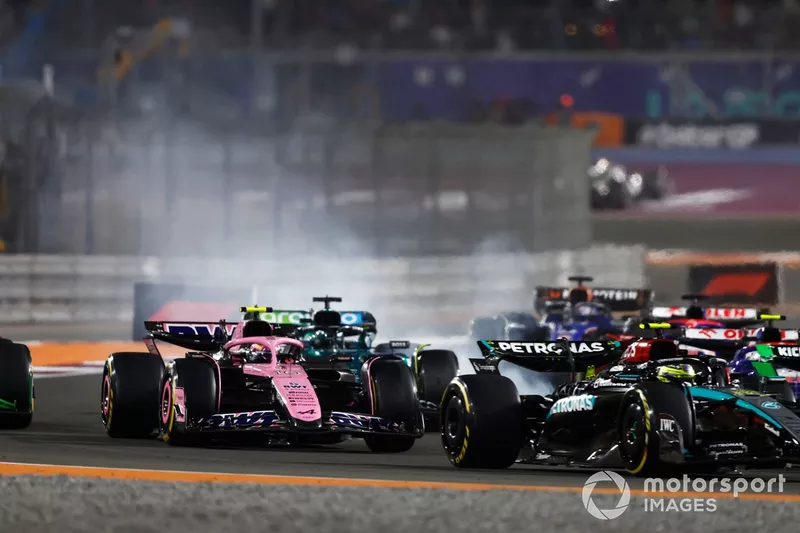 Lewis Hamilton, Mercedes F1 W15, Pierre Gasly, Alpine A524, Lance Stroll, Aston Martin AMR24, et le reste du peloton lors du premier tour.